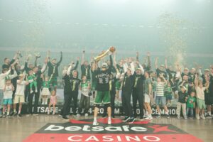 Žalgiriečių rankose – LKL taurė ir čempionų žiedai / R. Tenio nuotr.