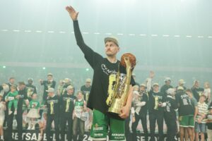 Žalgiriečių rankose – LKL taurė ir čempionų žiedai / R. Tenio nuotr.