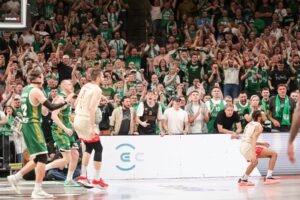 Žalgiriečių rankose – LKL taurė ir čempionų žiedai / R. Tenio nuotr.