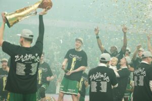 Žalgiriečių rankose – LKL taurė ir čempionų žiedai / R. Tenio nuotr.