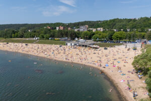 Kauniečiai šturmavo Lampėdžio ežero pakrantes / „Kas vyksta Kaune“ nuotr.