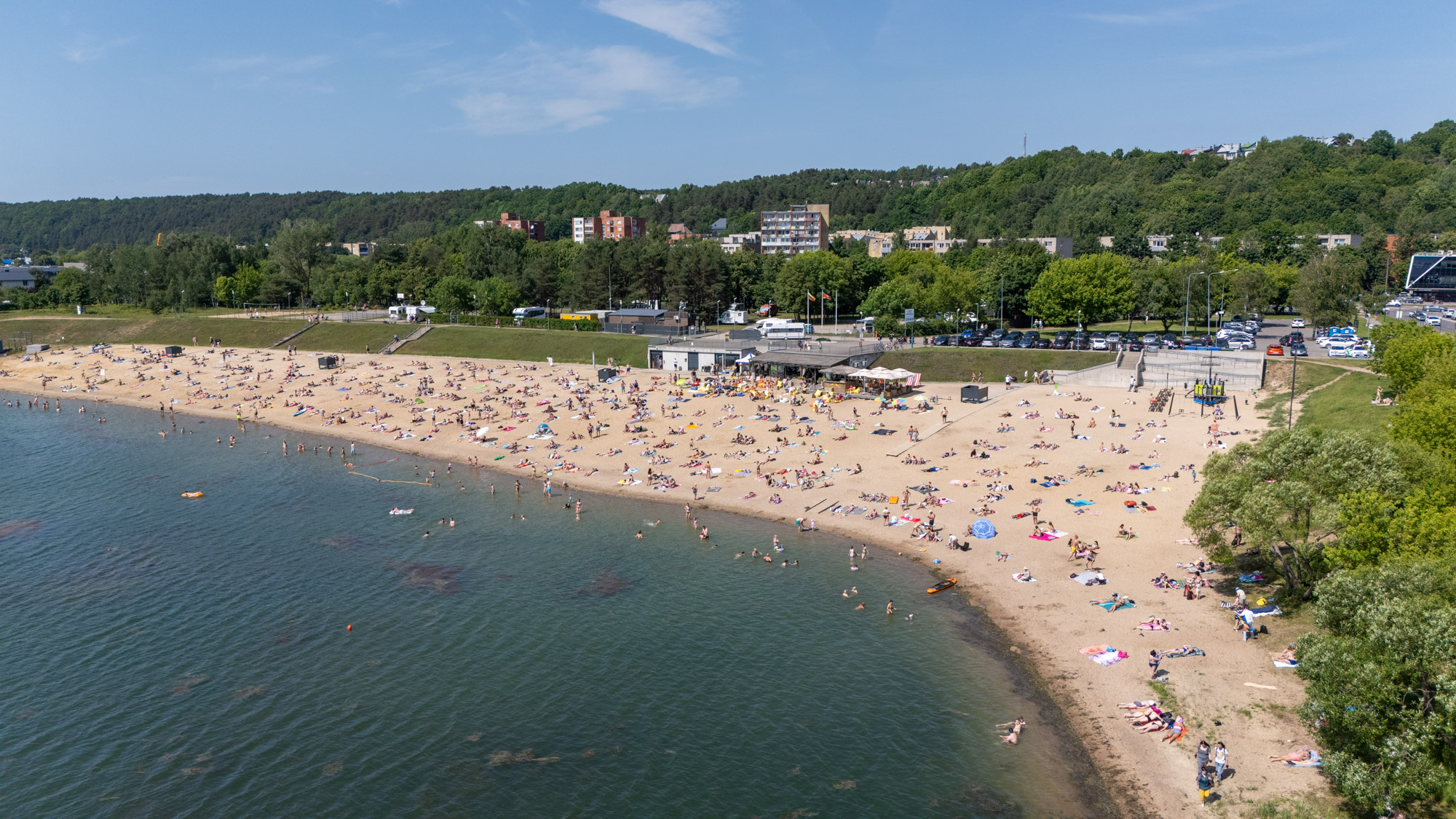 Kauniečiai šturmavo Lampėdžio ežero pakrantes / „Kas vyksta Kaune“ nuotr.