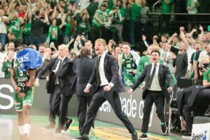 Žalgiriečių rankose – LKL taurė ir čempionų žiedai / R. Tenio nuotr.
