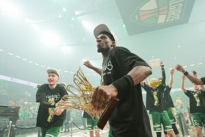 Žalgiriečių rankose – LKL taurė ir čempionų žiedai / R. Tenio nuotr.