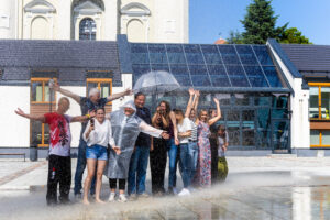 Kėdainiuose vyko išskirtinė fotosesija po dirbtiniu lietumi / Organizatorių nuotr.