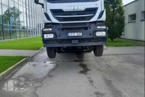 „Kauno švaros“ šiukšliavežė kliudė Kauno kolegijos pastatą / Skaitytojos nuotr.