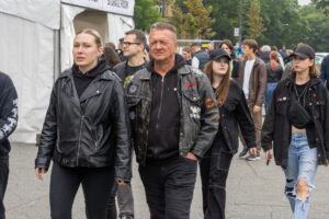 Į „Guns N&#039; Roses“ koncertą plūsta gerbėjai / T. Biliūno / BNS nuotr.
