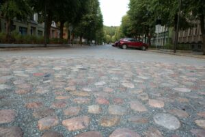 Rekonstruota Laisvės alėjos atkarpa ir suoleliai / M. Patašiaus nuotr.