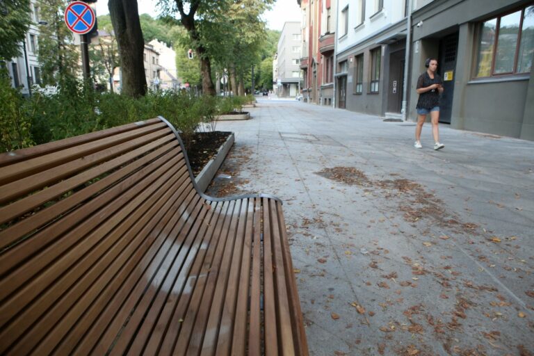 Rekonstruota Laisvės alėjos atkarpa ir suoleliai / M. Patašiaus nuotr.