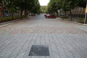 Rekonstruota Laisvės alėjos atkarpa ir suoleliai / M. Patašiaus nuotr.