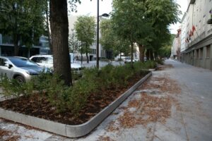 Rekonstruota Laisvės alėjos atkarpa ir suoleliai / M. Patašiaus nuotr.