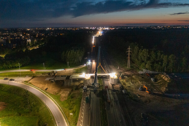 A1 viaduko sijų montavimas naktį Kaune / Kas vyksta Kaune nuotr.
